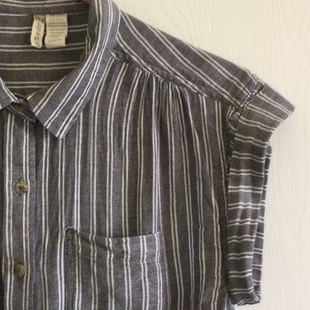 Sleeveless Striped Blouse - Picture 2 of 9